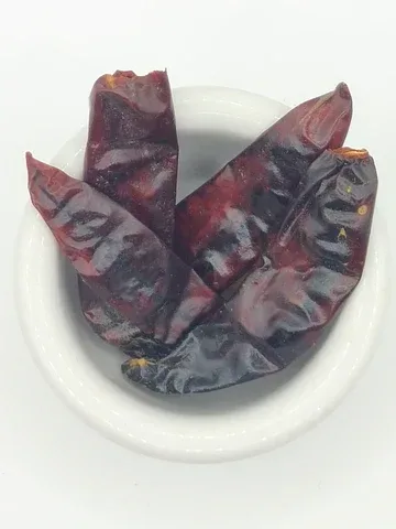 פלפל אדום שלם.